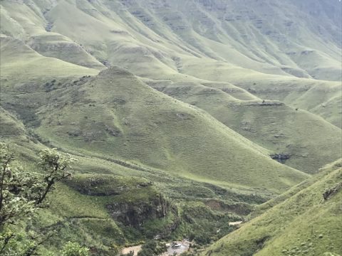 https://www.baobabtrails.com/wp-content/uploads/2018/11/a-na-obloze-letí-draci-a-v-brodu-naše-auto-suni-pass.jpg