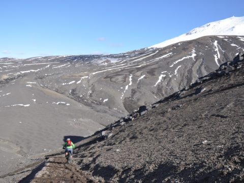 https://www.baobabtrails.com/wp-content/uploads/2020/06/22.-a-jedeme-dolů-sjezd-po-tomto-povrchu-byl-velmi-zajímavý-a-pro-nás-premiérový.jpg