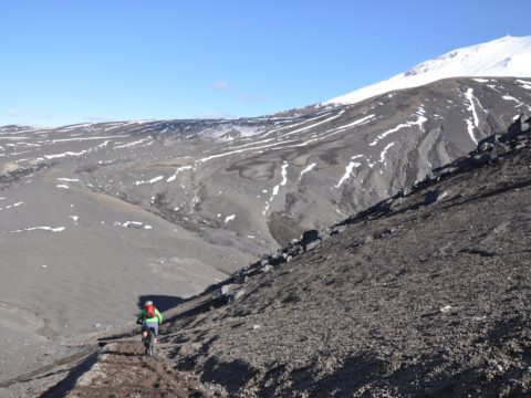 https://www.baobabtrails.com/wp-content/uploads/2020/06/22.-a-jedeme-dolů-sjezd-po-tomto-povrchu-byl-velmi-zajímavý-a-pro-nás-premiérový.jpg