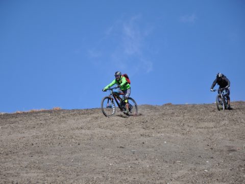 https://www.baobabtrails.com/wp-content/uploads/2020/06/27.-freeride-v-sopečném-písku-zajímavý-zážitek.jpg