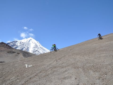 https://www.baobabtrails.com/wp-content/uploads/2020/06/28.-freeride-v-sopečném-písku-zajímavý-zážitek.jpg