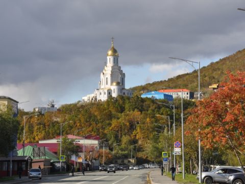 https://www.baobabtrails.com/wp-content/uploads/2020/06/5.-jedna-z-hlavních-ulic-nad-chrámem-na-kopci-je-pár-ilegálních-tras.jpg